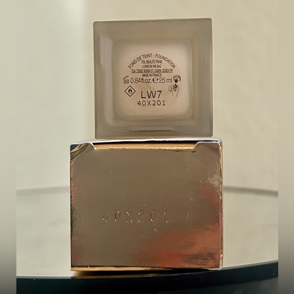 Yves Saint Laurent All Hours Foundation - LW7 SPF 40 - Picture 7 of 8